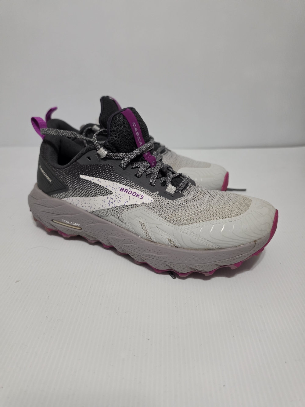 Brooks Women's Cascadia 17 Trail Runners 9D - Oyster Blackened W/ Purple